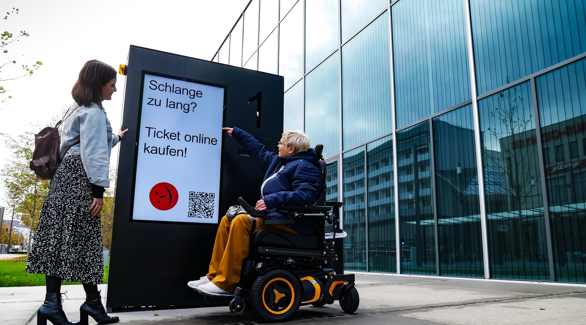 Rollstuhlfahrerin vor dem Bauhaus Museum Dessau