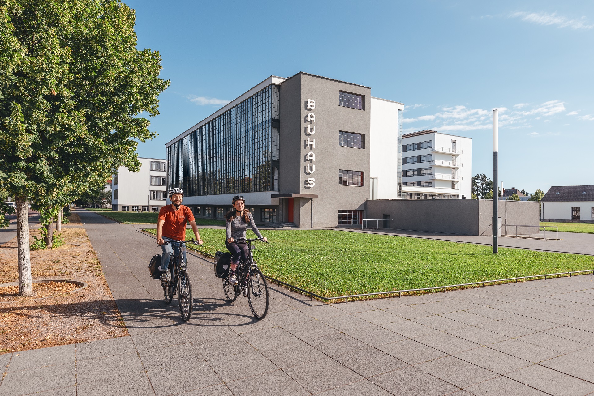 Fahrradfahrer am Bauhaus Dessau
