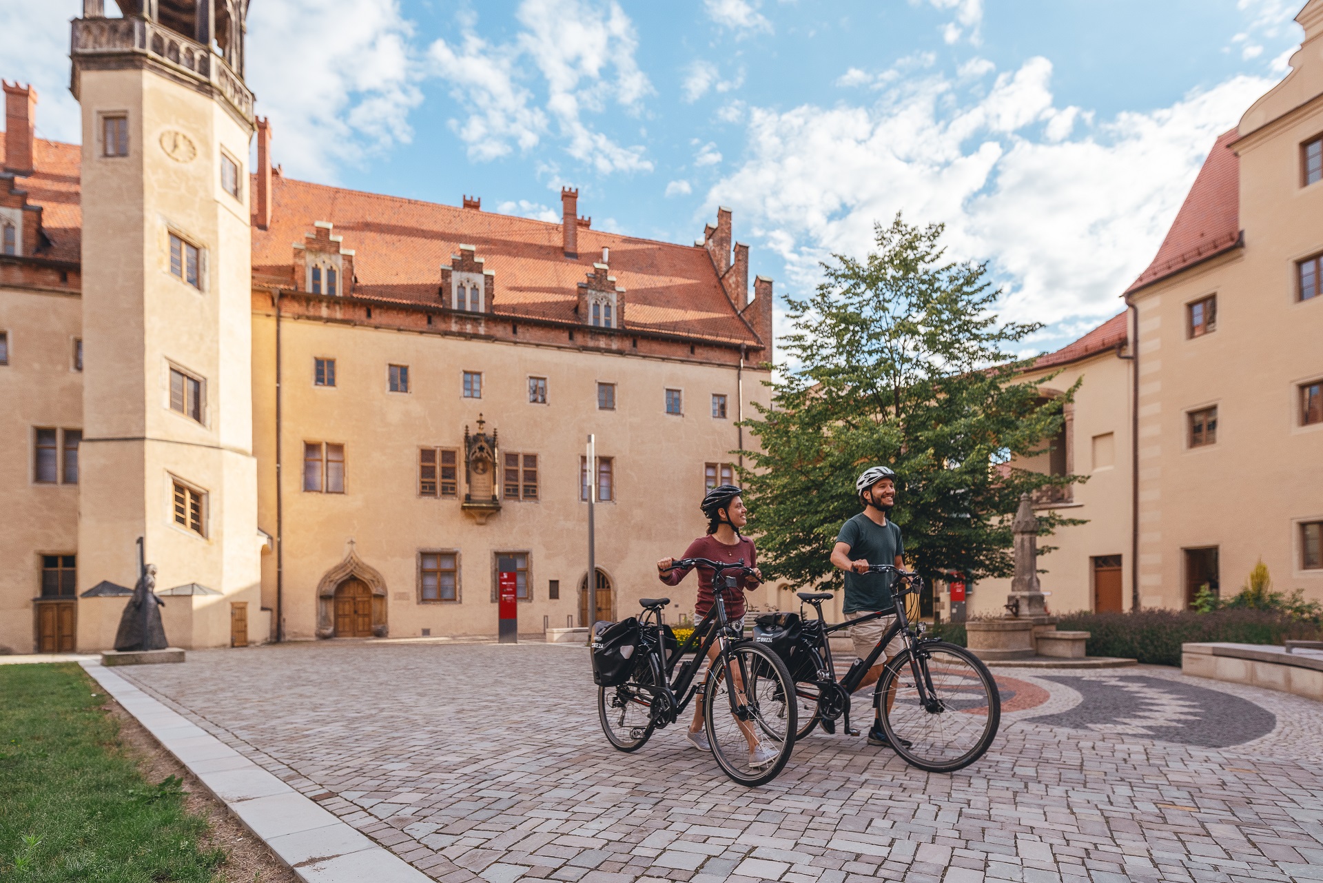 Radfahrer am Lutherhaus in Wittenberg