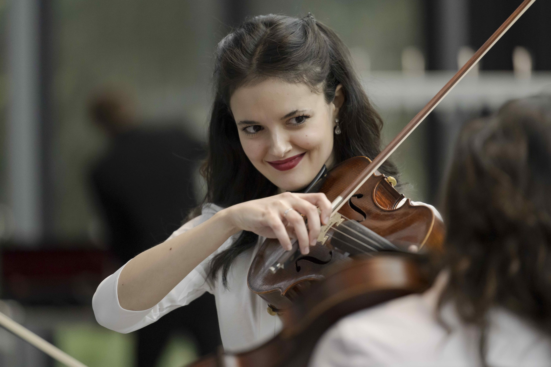 eine junge Frau spielt Geige