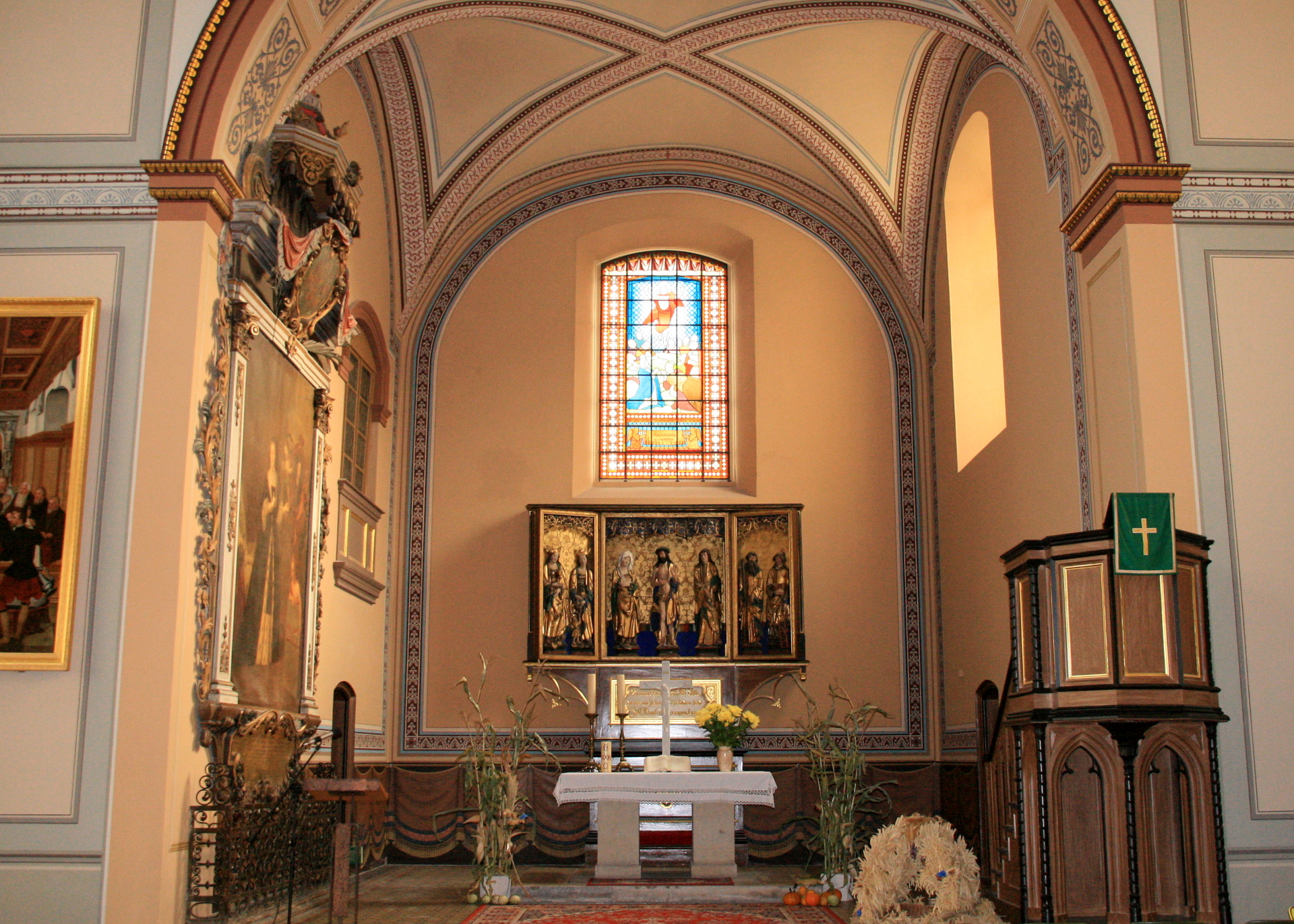 Blick in den Altarbereich der Agnuskirche in Köthen