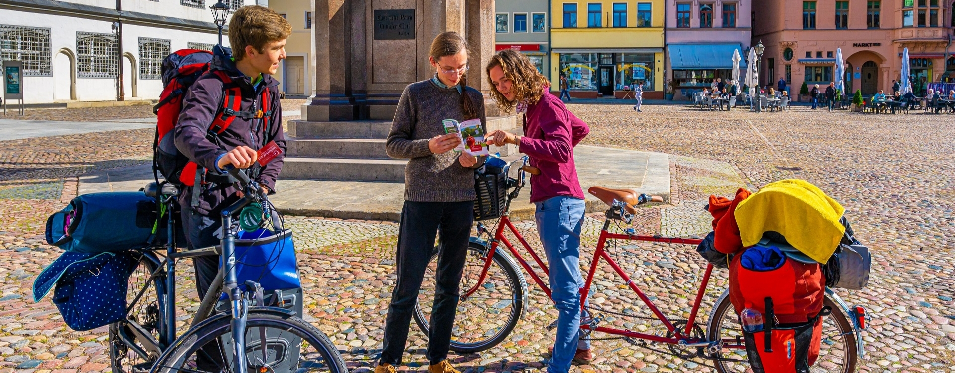 Radfahrer auf dem Marktplatz in Wittenberg