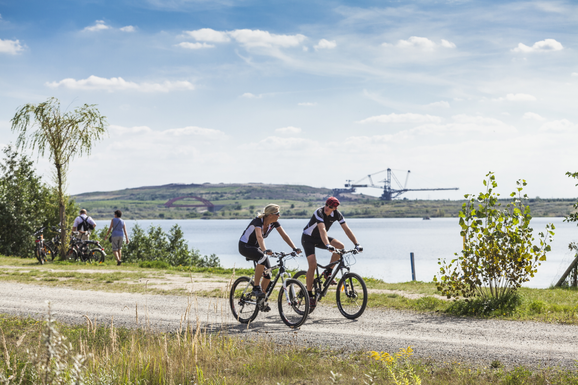 zwei Radfahrer am Markkleeberger See
