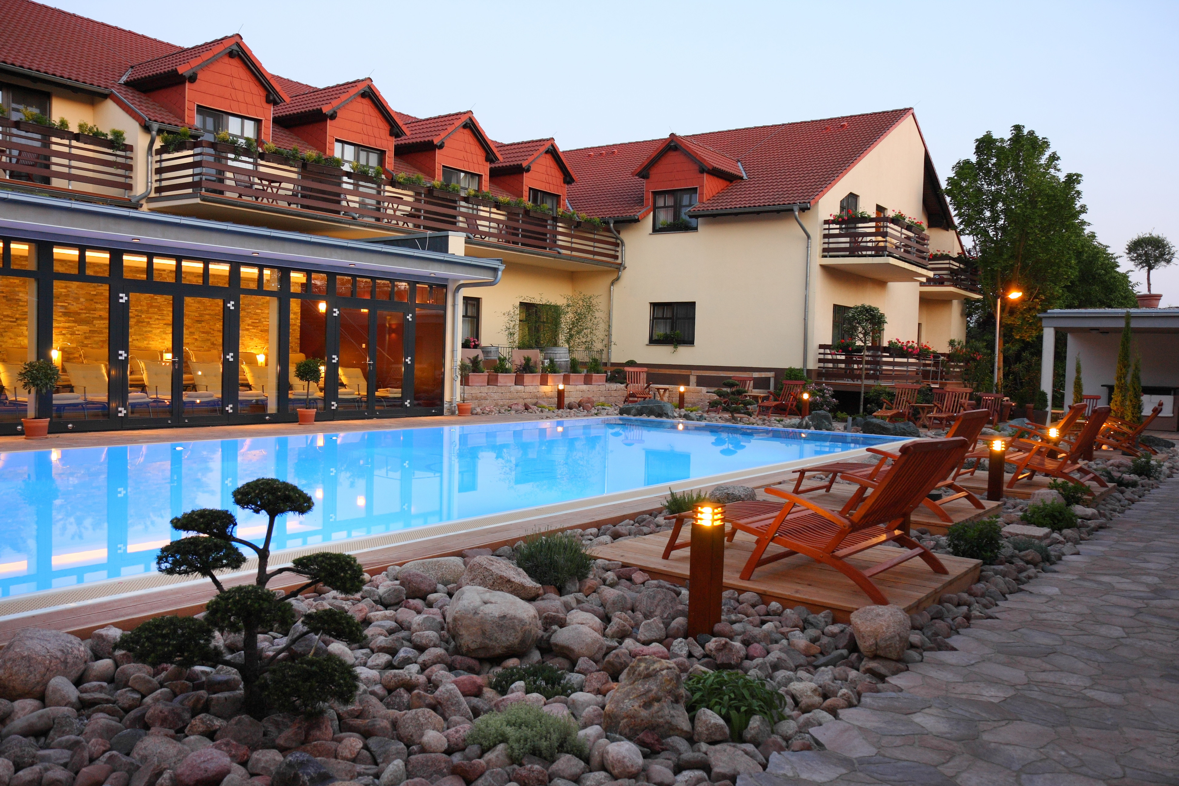 Außenbereich des Hotels mit Pool 