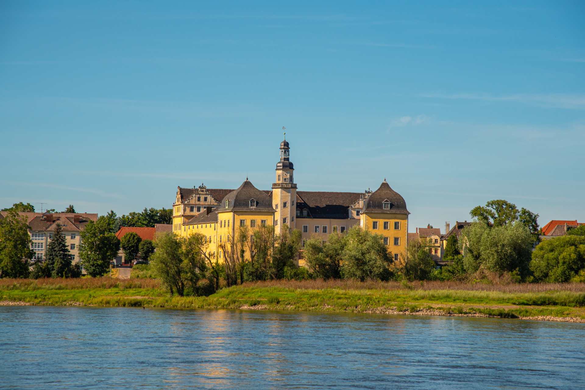 das Coswiger Schloss an der Elbe
