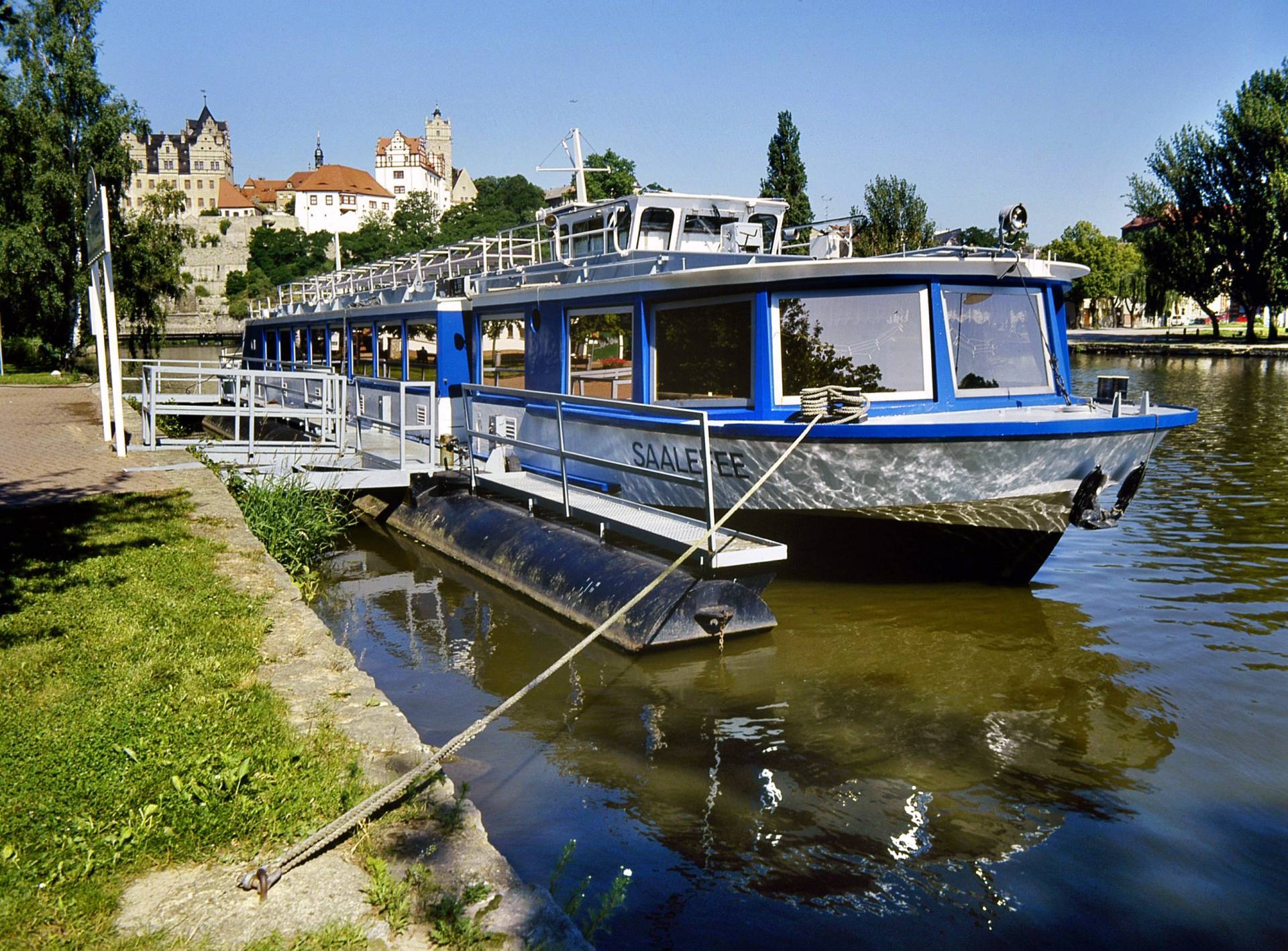 das Fahrgastschiff MS Saalefee an der Anlegestelle auf der Saale
