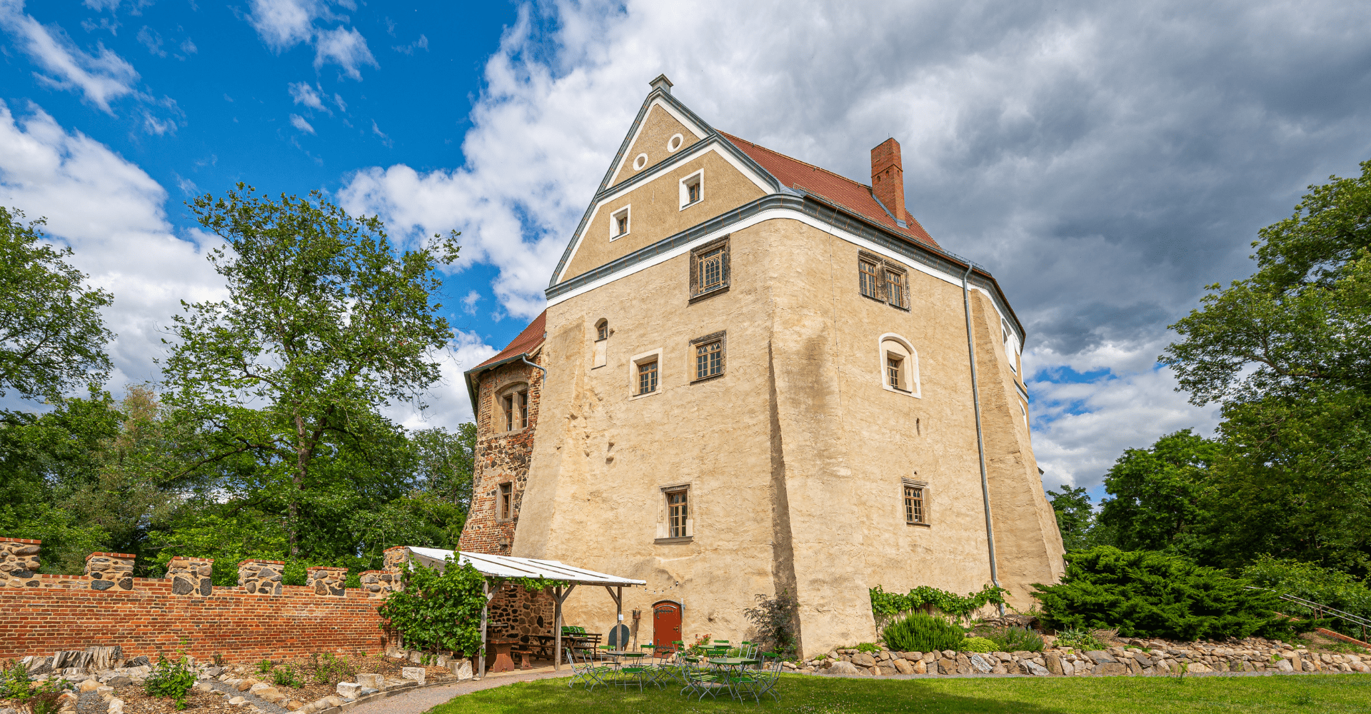 Blick auf die Wasserburg Ro&szlig;lau