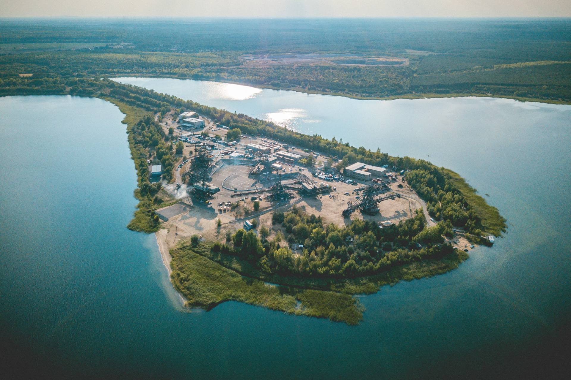 Luftausnahme von Ferropolis auf einer Halbinsel im Gremminer See