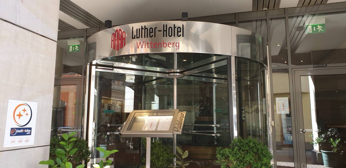 Eingang Luther Hotel