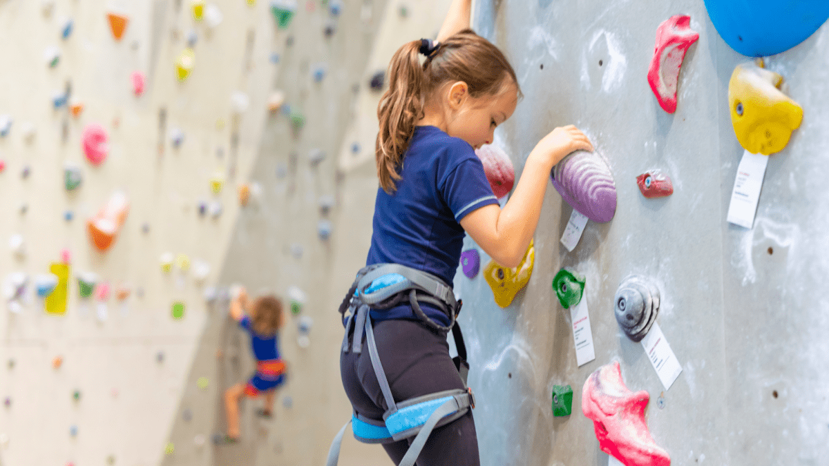 Kind an der Kletterwand