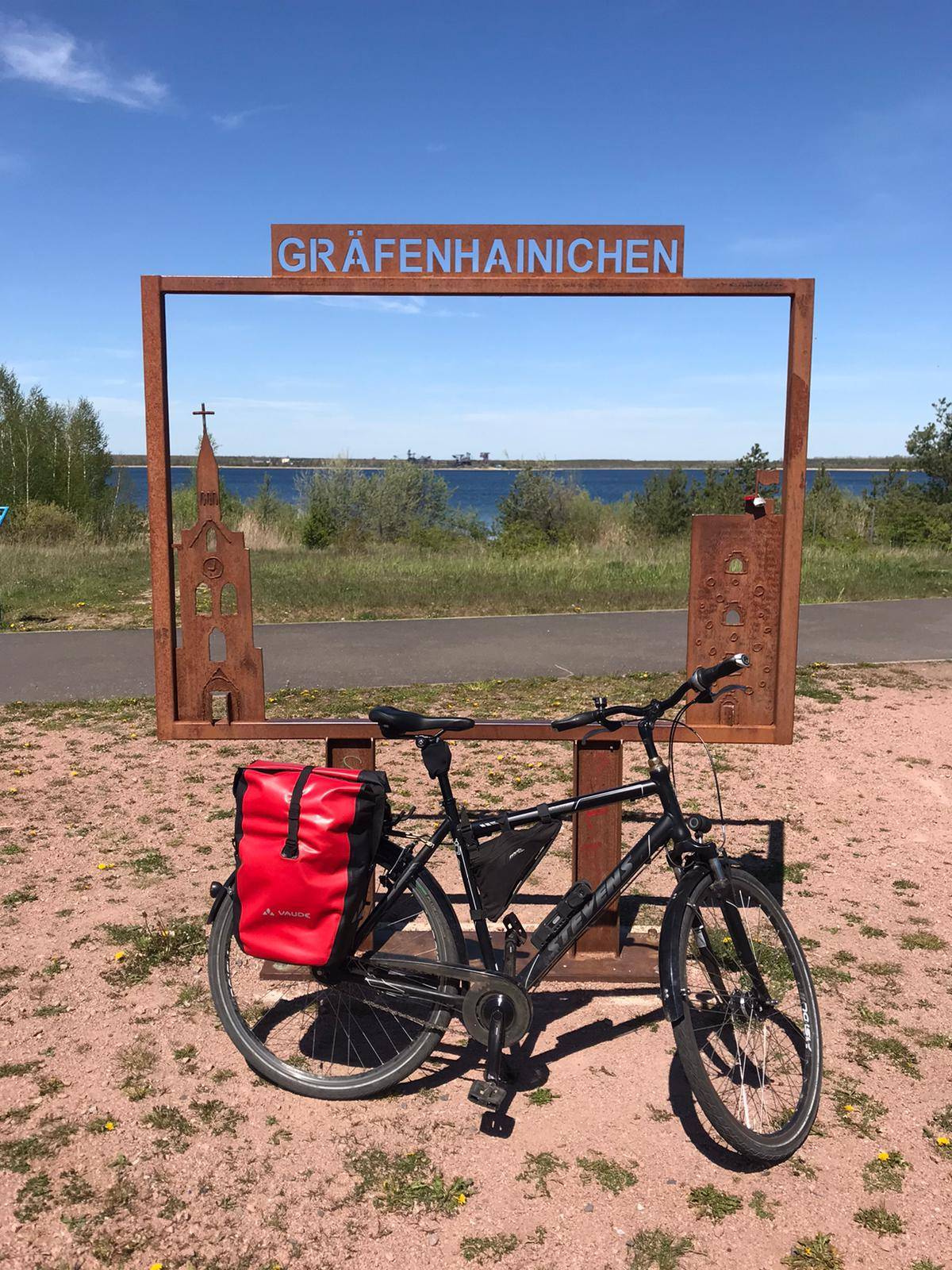 mit Fahrrad am Gremminer See mit Rahmen und Blick auf Ferropolis