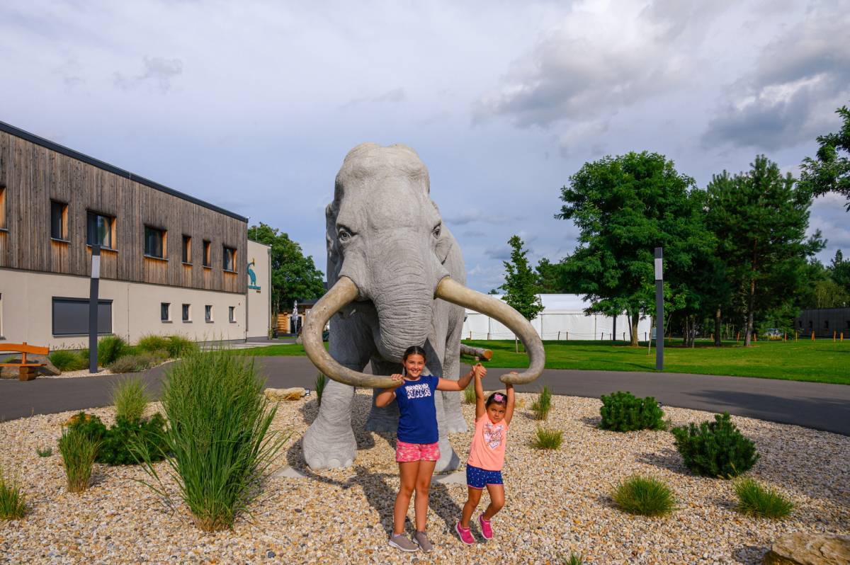 Kinder an der Nachbildung des Gröberner Waldelefanten vor dem Eingang des See- und Waldresorts