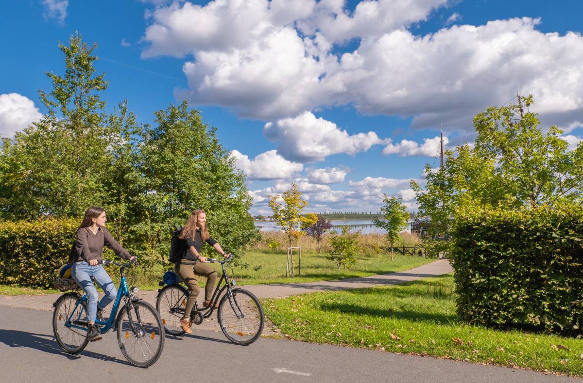 Radfahrerinnen, auf dem KDLS, Goitzschesee, Bitterfeld-Wolfen