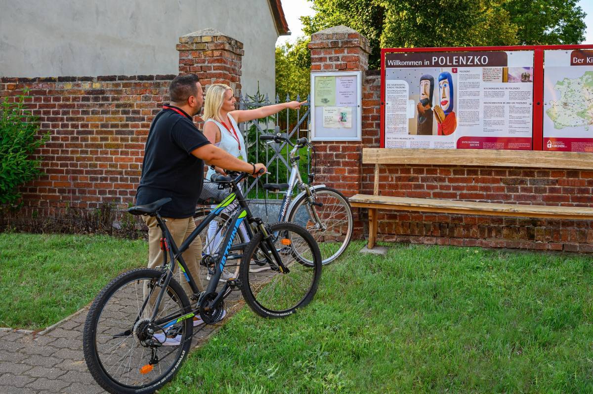 Radfahrer an der Weihnachtskirche Polenzko