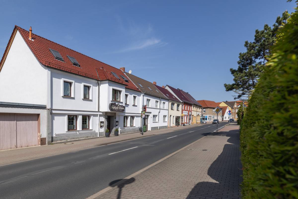 Seitliche Außenansicht auf das Gebäude des Tafelspitz Restaurant mit anliegender Straße.