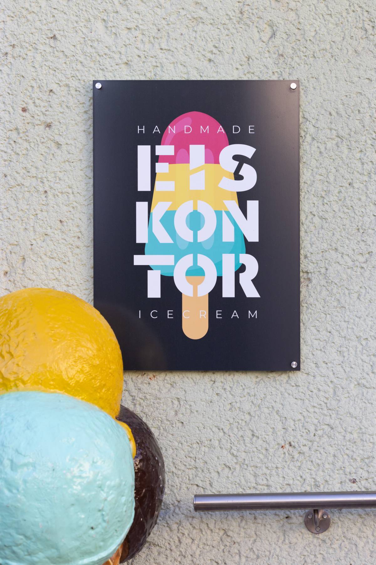 Detailaufnahme des Eisdielen Schild vom Eiskontor Dessau.