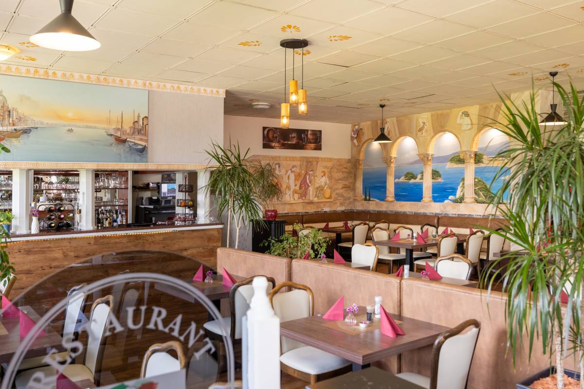 Innensitz- und Essbereich des Restaurant Sapori d'Italia Dessau mit malerischer Deko von Gew&auml;ssern