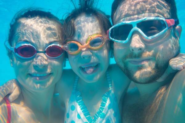 Familie im Schwimmbad