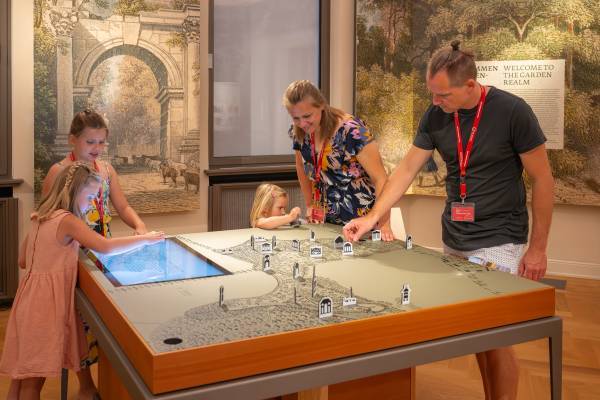 Familie im Schloss Georgium