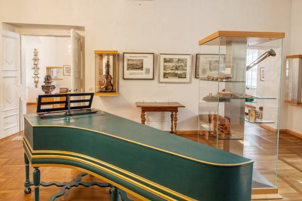 ein historischer Flügel und weitere Ausstellungsstücke in der Bachgedenkstätte