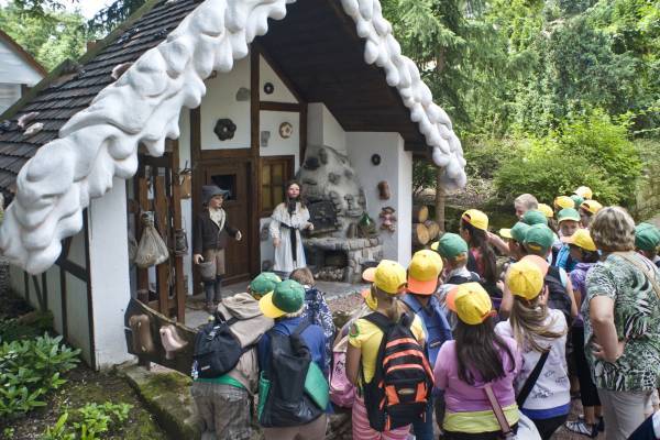Kinder im M&auml;rchengarten "Paradies"