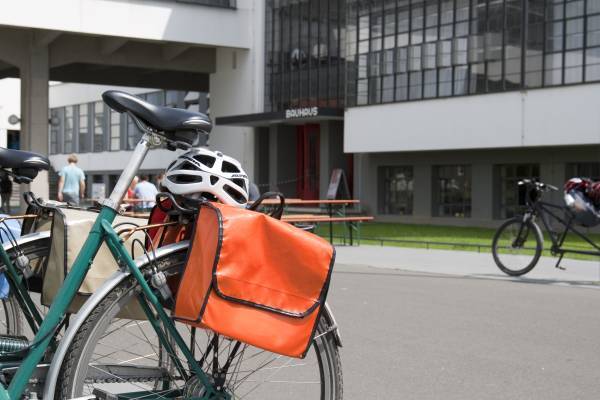 Fahrräder vor dem Bauhaus Dessau