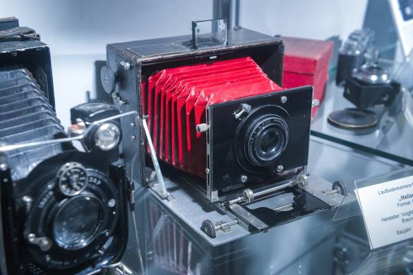 Ausstellung historischer Fotoapparate im Industrie- und Filmmuseum Wolfen