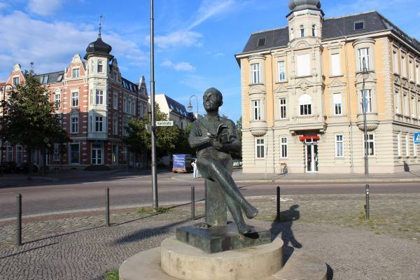 Kurt Weill Denkmal auf dem Lidiceplatz in Dessau