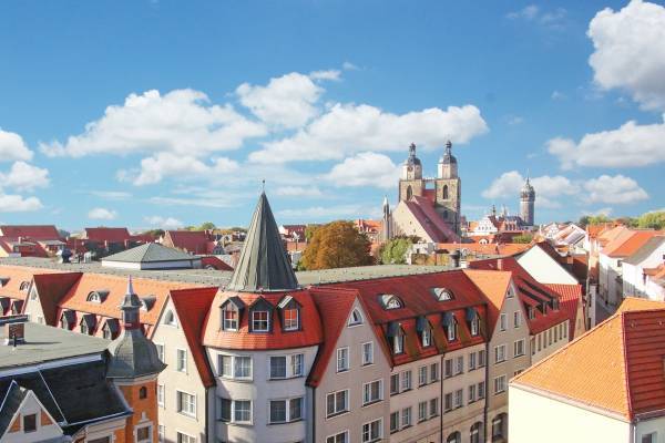 Hausansicht des Luther-Hotels und Skyline von Wittenberg