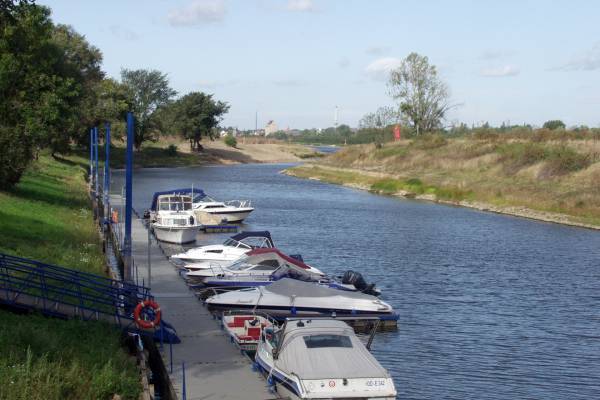 Anlegesteg für Sportboote an der Elbe